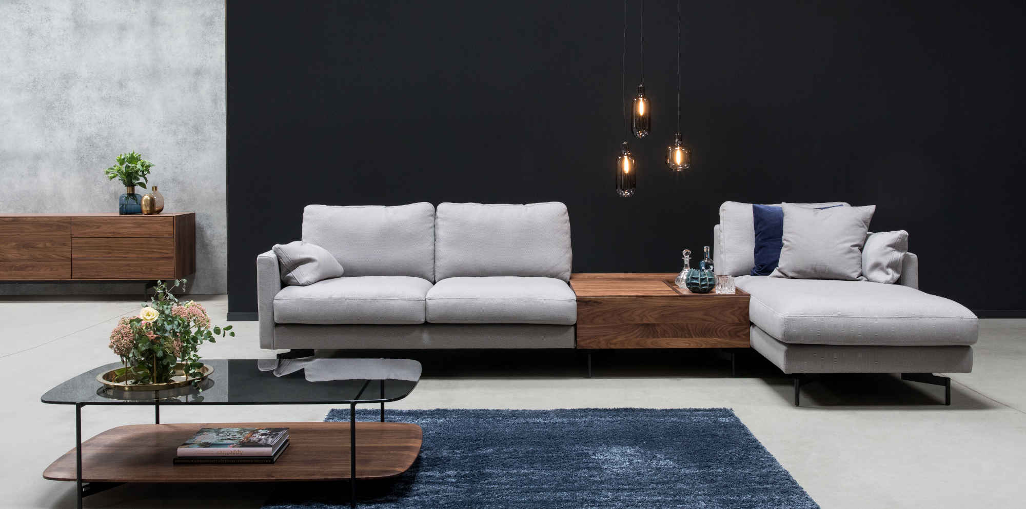 couchtisch mit rauchglasplatte und nussbaumplatte im luxuriösen wohnzimmer