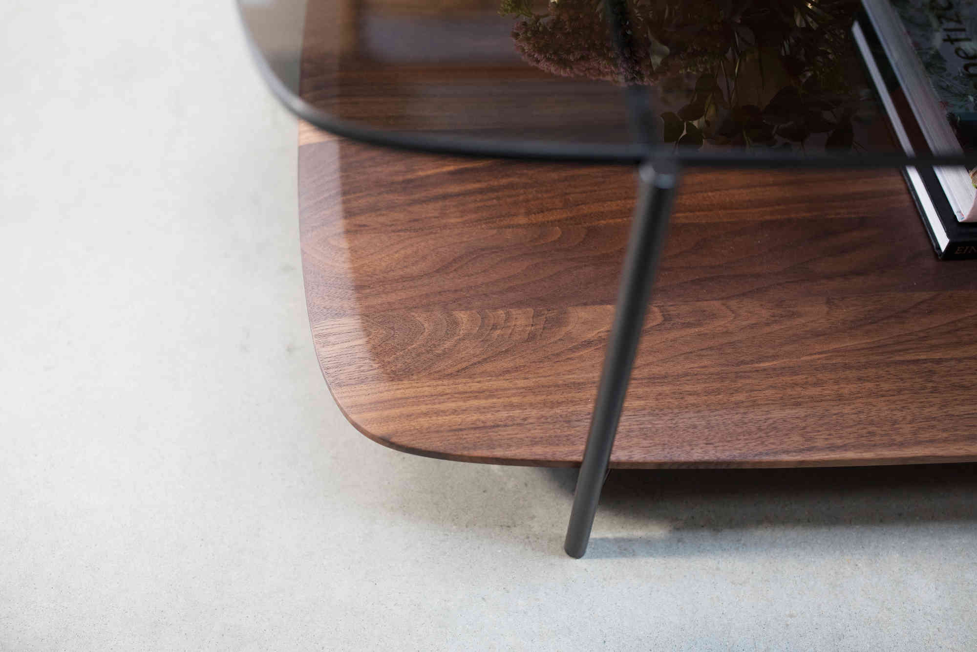 designer couchtisch mit nussbaum holzplatte