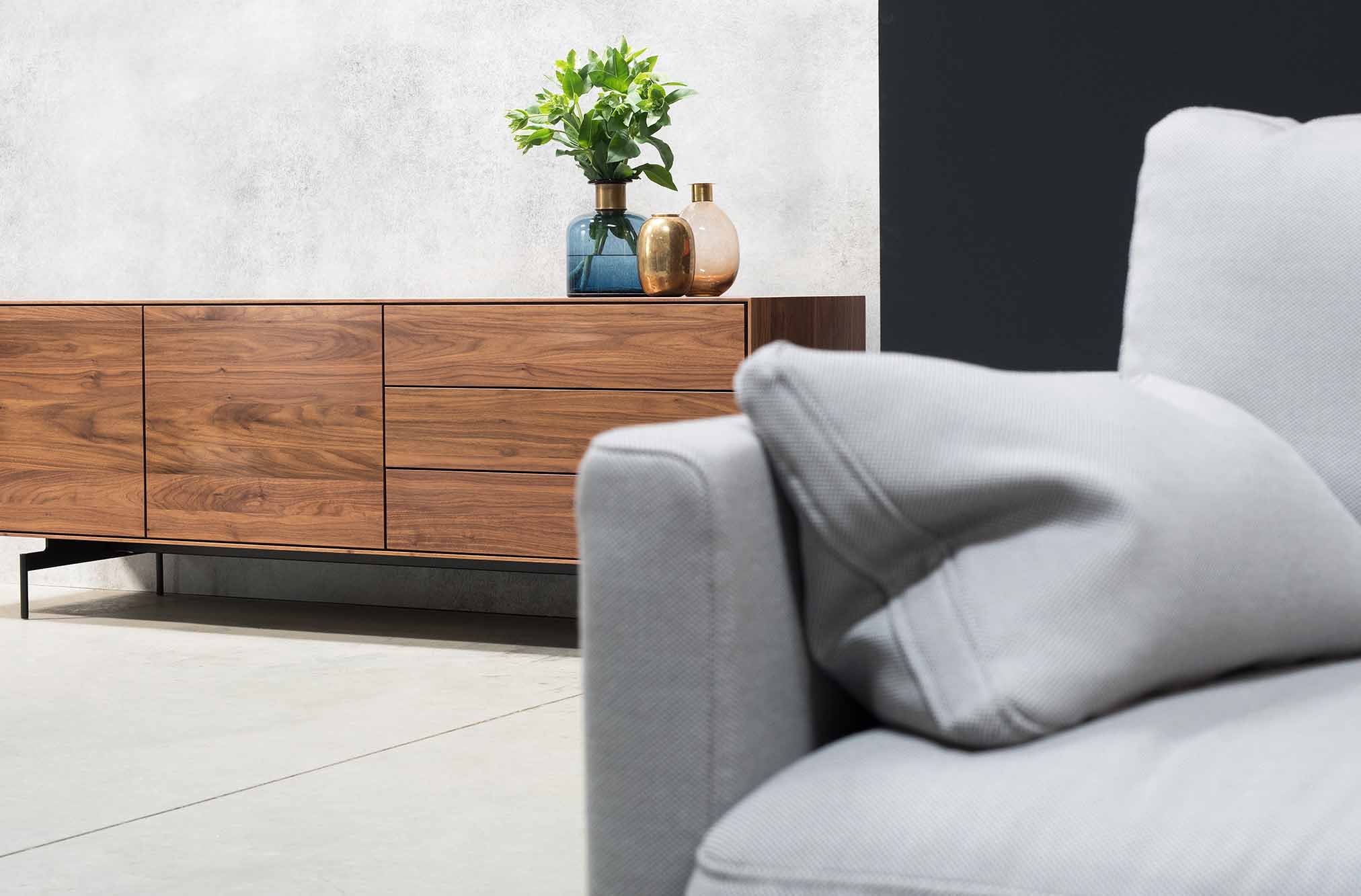 Modernes Sideboard aus Nussbaum Massivholz