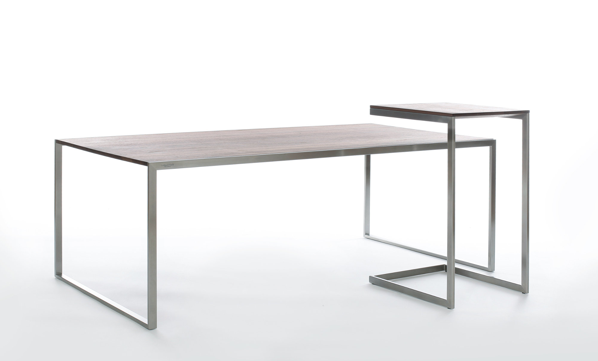 Couchtisch und Beistelltisch aus Nussbaum Massivholz und Edelstahl