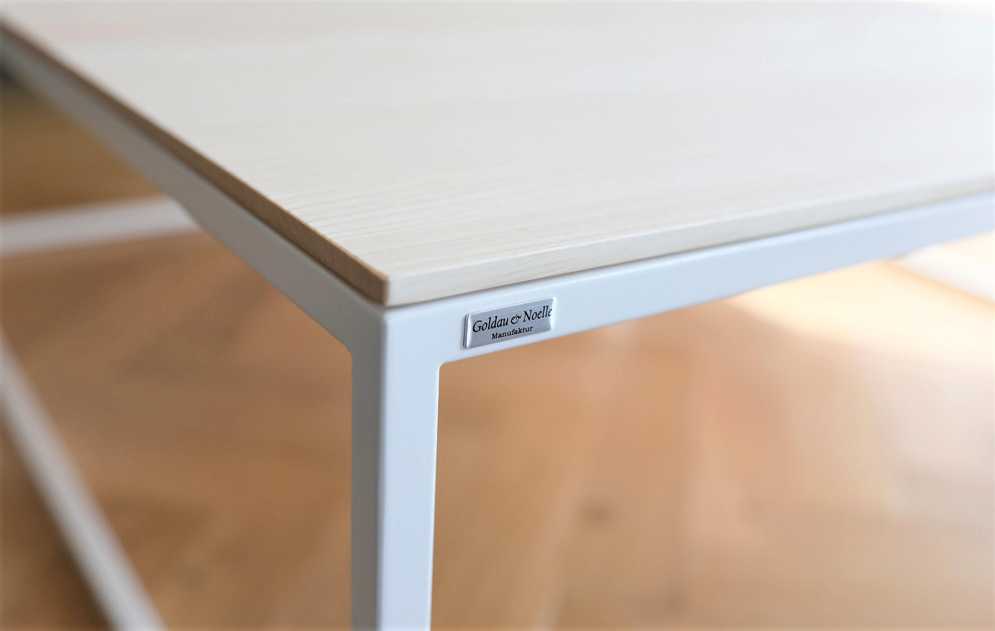 exklusiver couchtisch mit massivholzplatte und metallgestell
