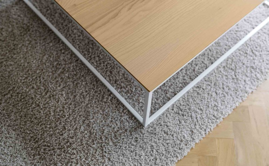 exklusiver couchtisch mit massivholzplatte und metallgestell