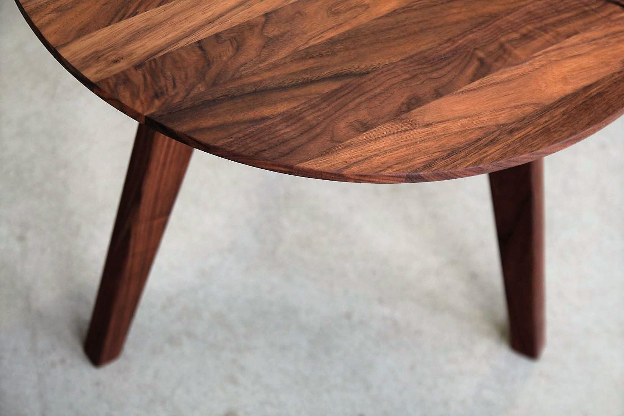 Detailbild Beistelltisch Marla mit Nussbaumplatte aus Massivholz